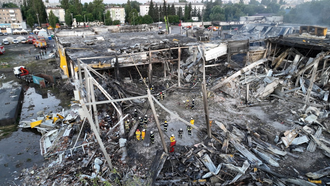 Після трагедії у Кременчуці багато ТРЦ змінили правила роботи. Фото: State Emergency Service of Ukraine/Handout via REUTERS