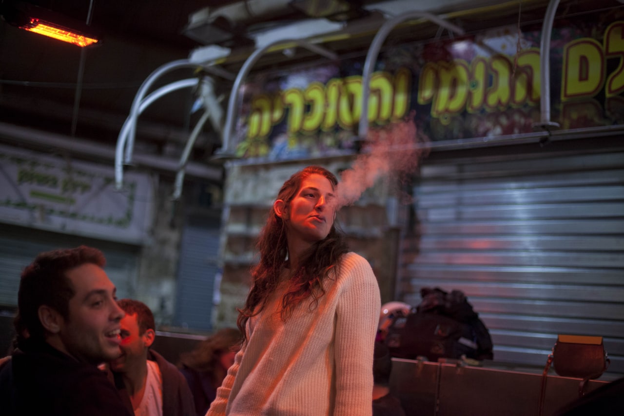 Если в Израиле - курить можно, пока полиция не поймает. Фото: Lior Mizrahi/Getty Images