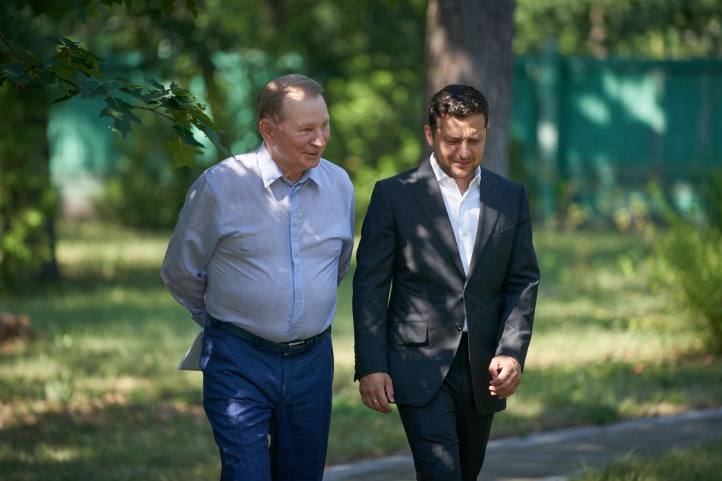 На фото 2020 року Леонід Кучма дає поради Володимиру Зеленському, коли той тільки став президентом України. Фото: president.gov.ua