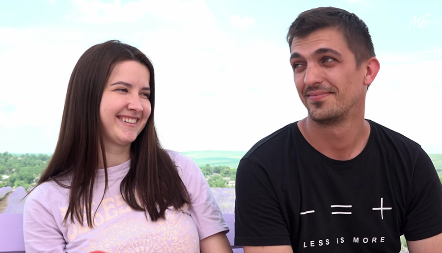 Анна та Віктор Гуцул зайнялися лавандою ще у 2019 році. Скрин відео facebook.com/mollbuk/