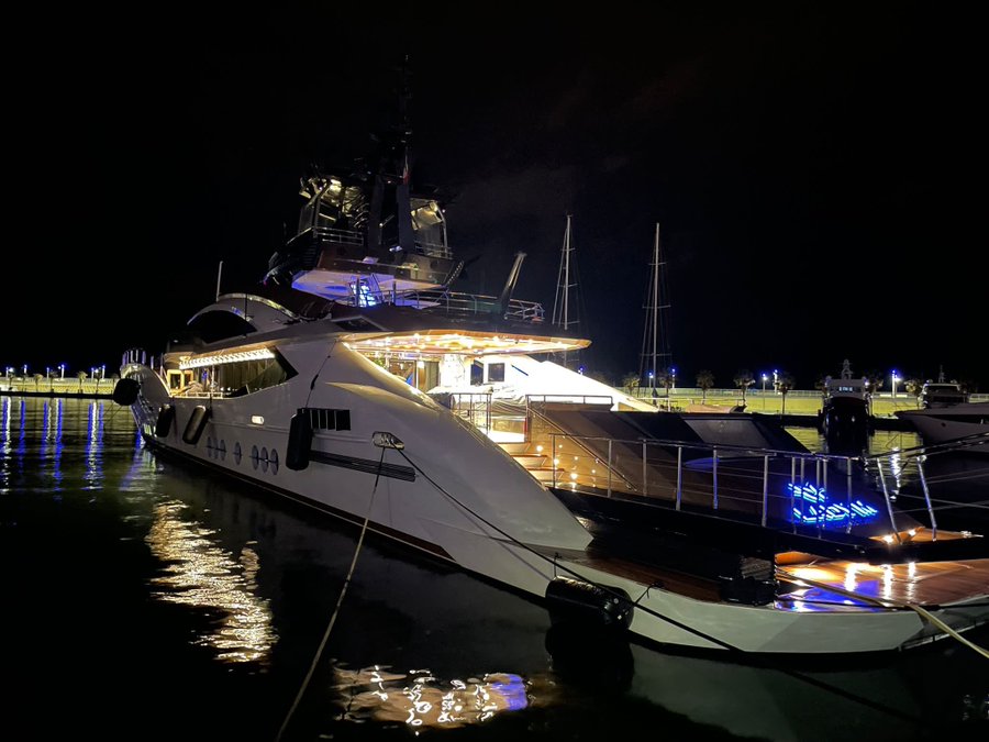 65-метрова яхта «Леді М» Олексія Мордашова коштувала 65 млн. євро. Фото: twitter.com/FerdiGiugliano