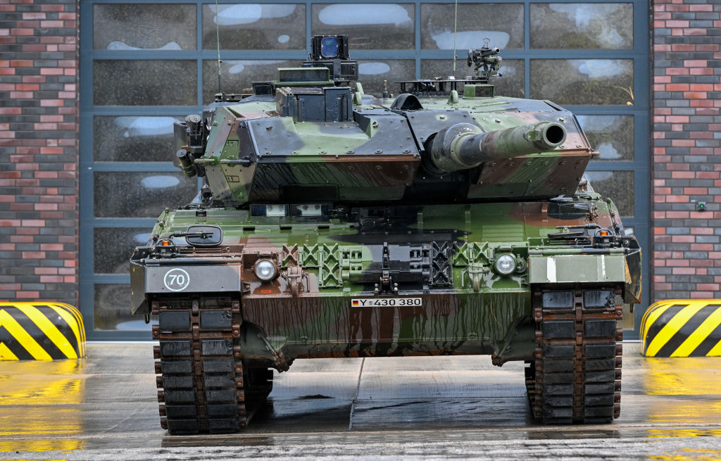 Выбор в пользу Leopard-2 поясняется тем, что он имеет высокую надежность, живучесть и отличную огневую мощь. Фото: Photo by Sascha Schuermann/Getty Images