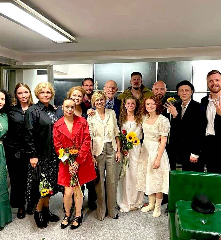 Джон Малкович и Ингеборга Дапкунайте с украинскими актерами после просмотра спектакля в Риге. Фото: Instagram.com/samayeva