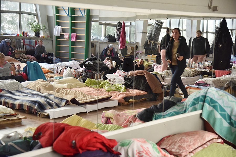 Жилья для всех, кто бежал от войны, во Львове точно не хватает. Людей размещают в спортазалах. REUTERS/Pavlo Palamarchuk