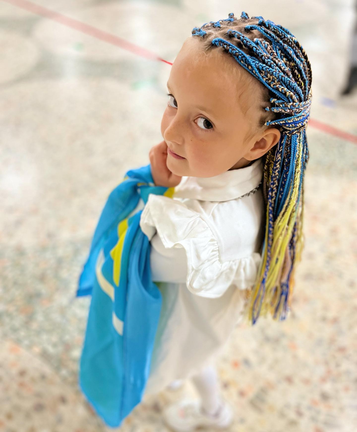 Жена Юры Вика сделала Лизе желто-голубые косы для выступления. Фото: Instagram.com/yuriy_tkach/