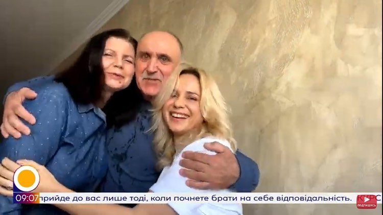 Те саме фото з батьками, яке Ліля опублікувала в день першого ефіру «Ранку з Україною». Фото: скріншот відео 