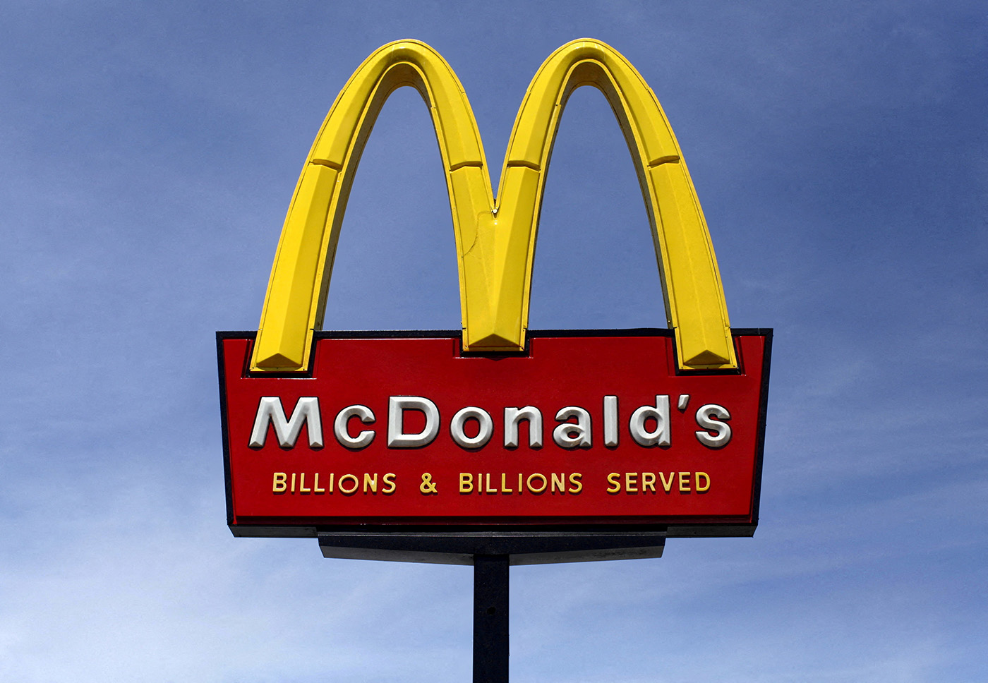 Знаменитий Макдональдс працює більш ніж у 100 країнах світу. А в РФ – ні. Фото: REUTERS