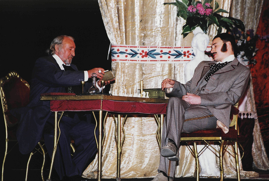На сцені Маріупольського драмтеатру (на фото праворуч). Фото: особистий архів Андрія Макарченка 
