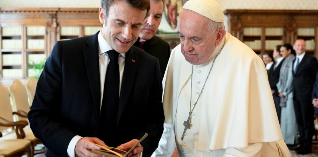 Французский президент преподнес ценное букинистическое издание Понтифику. Фото:  twitter.com/pontifex​