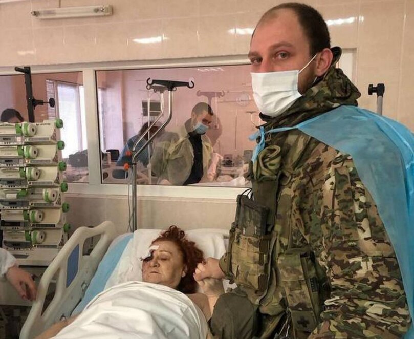 Мама Максима у лікарні, але головне, що вона жива. Фото: instagram.com/maksym_omelianenko