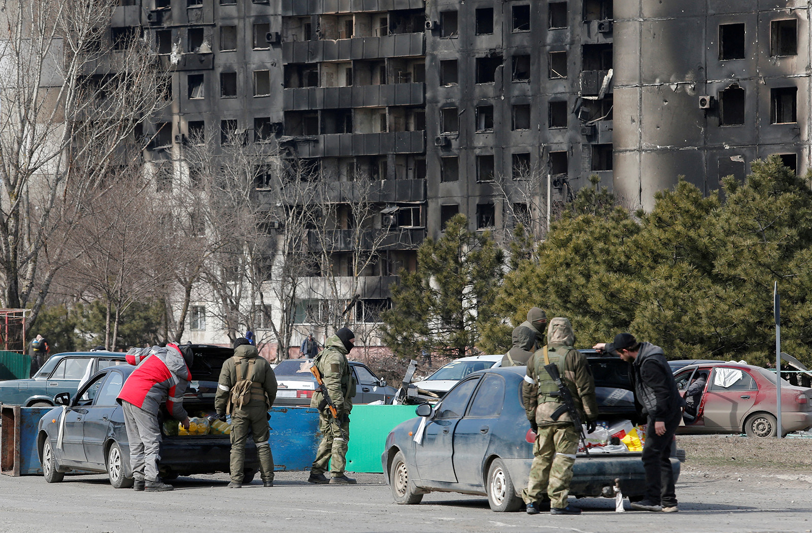 Тех, кто пытается эвакуироваться, оккупанты «трясут» - отбирают мобильники. REUTERS/Alexander Ermochenko