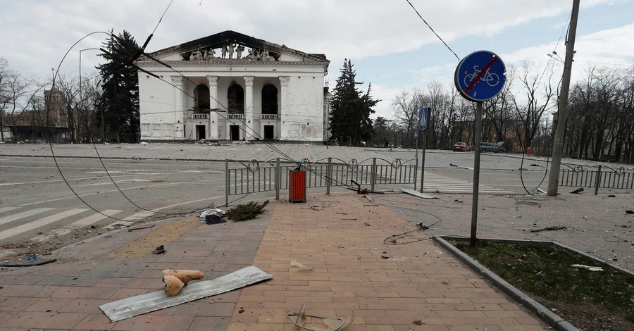 Удар по Мариупольскому драмтеатру рашисты нанесли 16 марта. Фото: REUTERS/Alexander Ermochenko