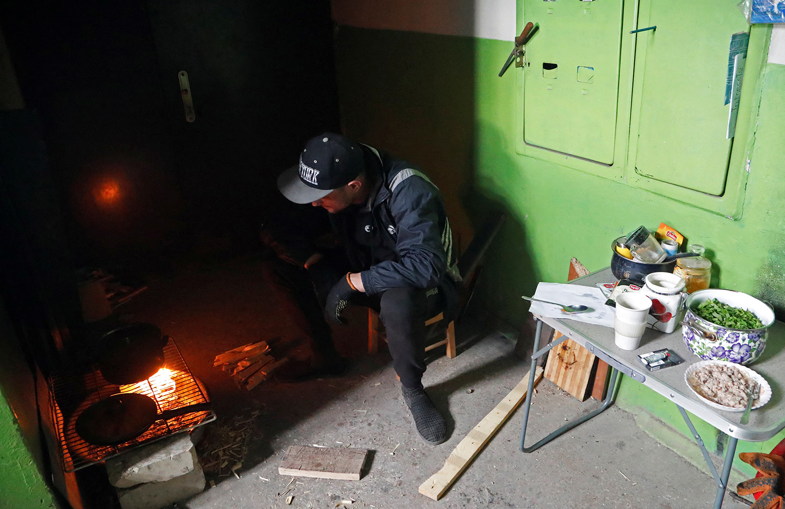 Мариупольцам грозит смертельная опасность не только из-за обстрелов, но из-за антисанитарии. Фото: REUTERS/Alexander Ermochenko