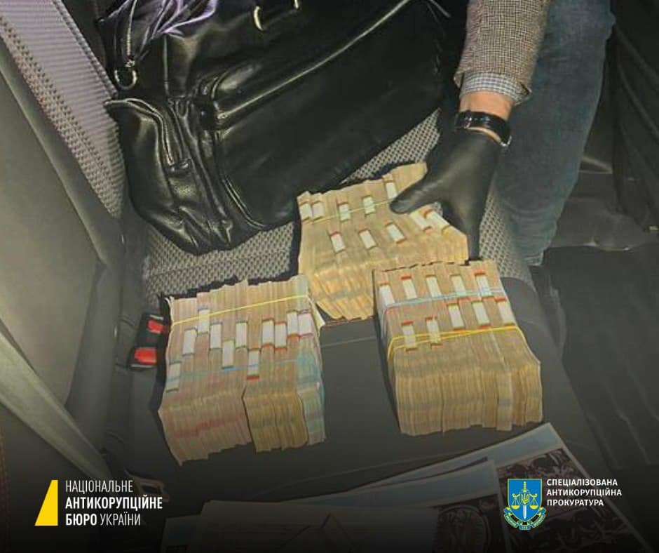 Олександра Лисенка затримали під час отримання останнього траншу 1,4 млн. грн. Фото: nabu.gov.ua