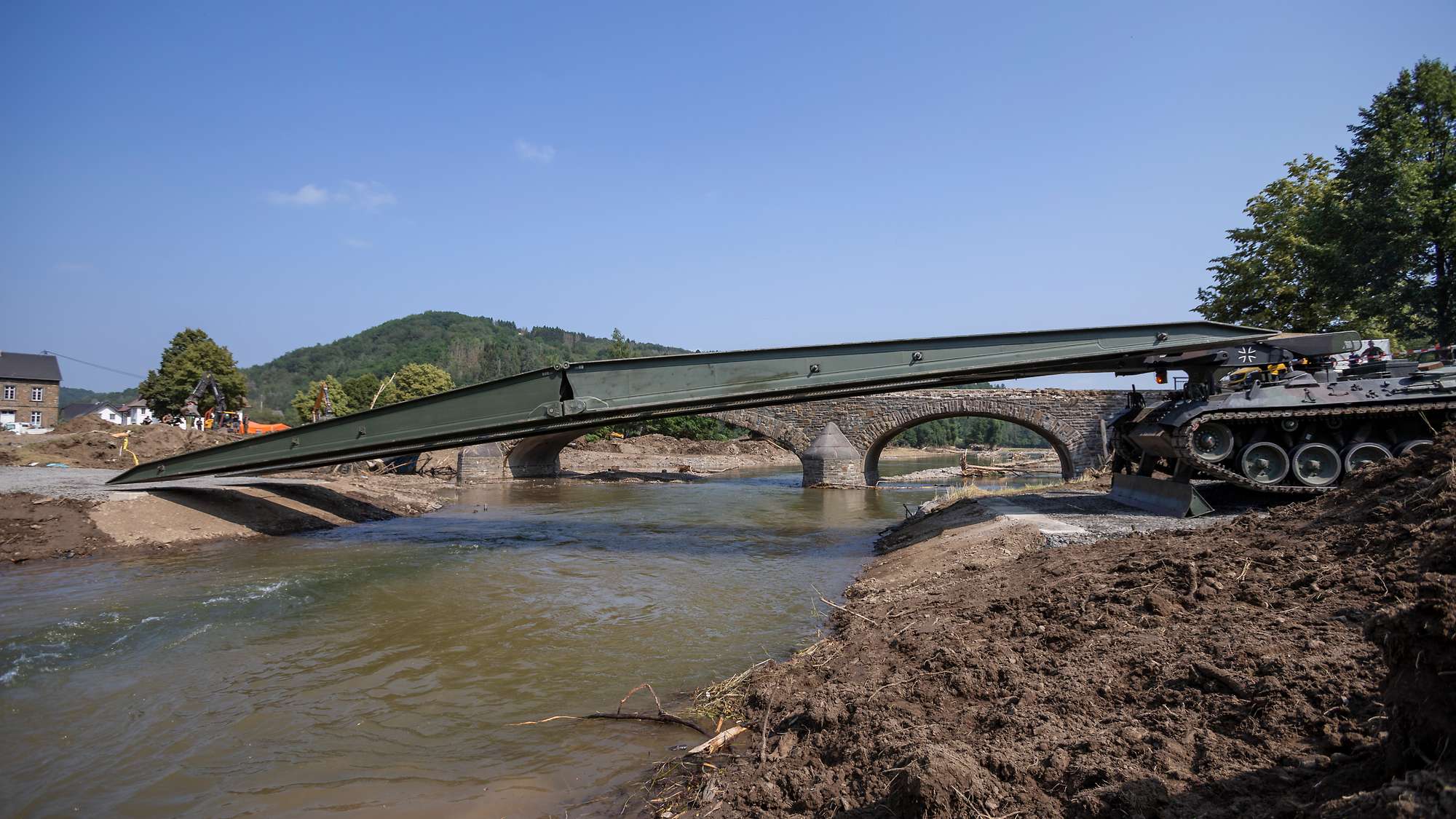 Мостоукладчик Biber может в считанные минуты развернуть 22-метровый мост. Фото: Bundeswehr/Sebastian Kelm