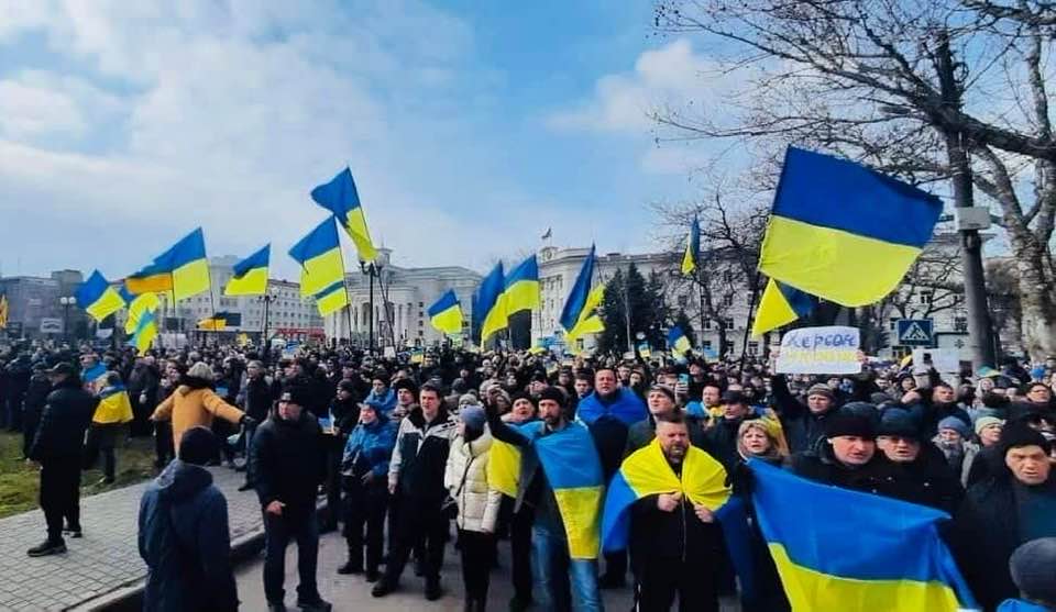 Митинг в оккупированном Херсоне, 5 марта. Даже оккупанты удивлялись такому мужеству украинцев. Фото: facebook.com/bogdanov.vital