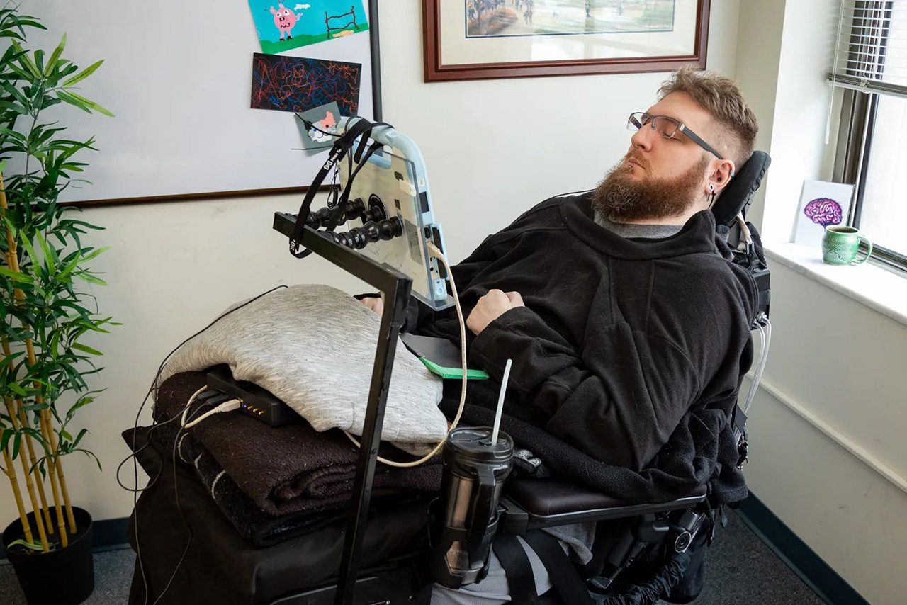 Натан Коупленд, якому кілька років вживили в мозок чіп, зараз бере участь у наукових експериментах. Фото: pitt.edu