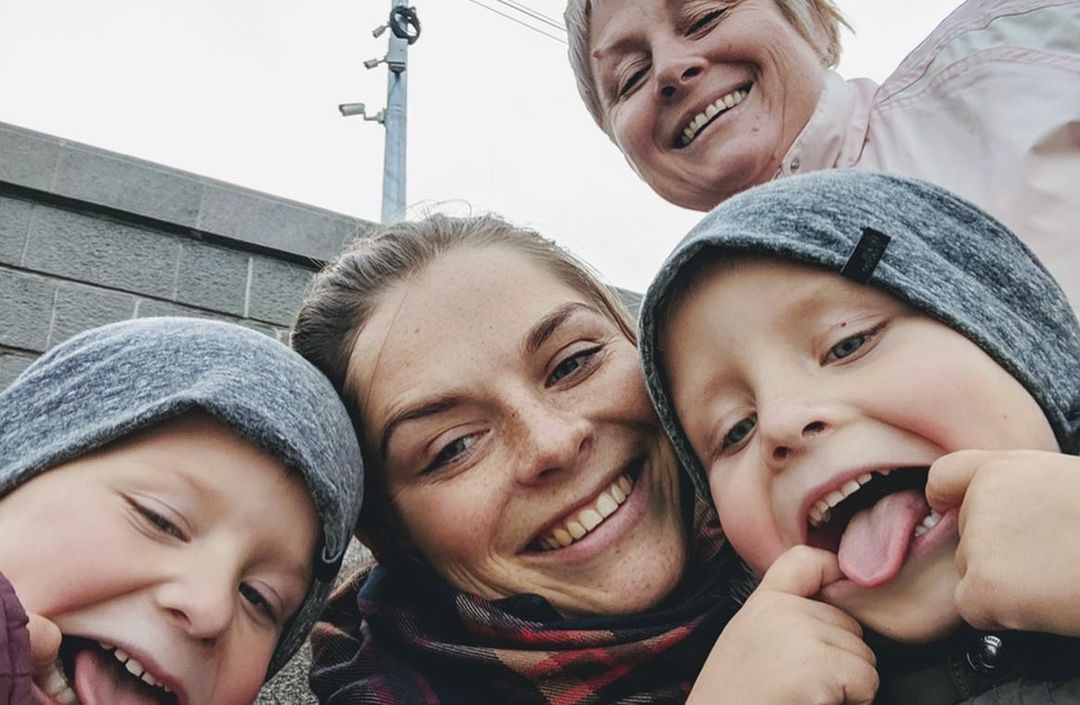 З синами Матвієм та Тимофієм та мамою Вікторією. Фото: Instagram.com/nelya_shovkoplyas/