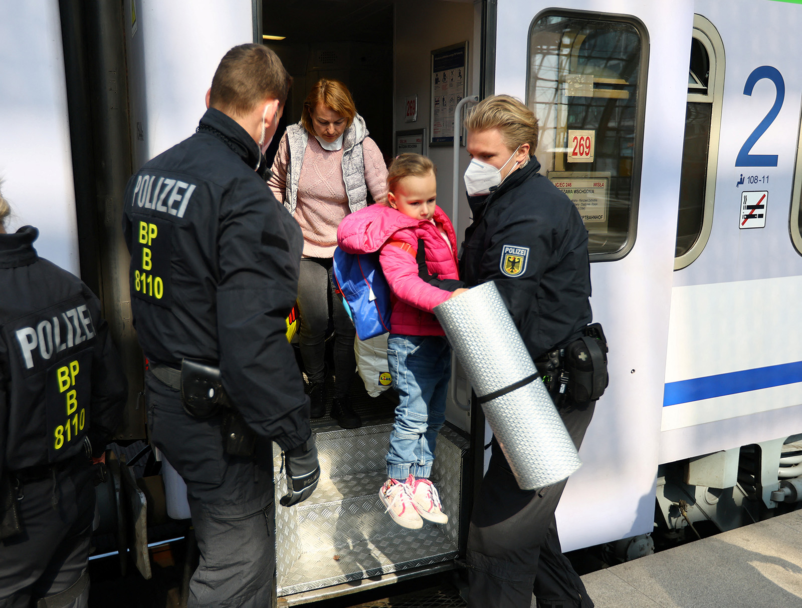 В Германии устроиться на работу, не оформив ребенка и себя в «социаламте», нереально. Как и устроить малыша в садик. Фото: REUTERS/Fabrizio Bensch