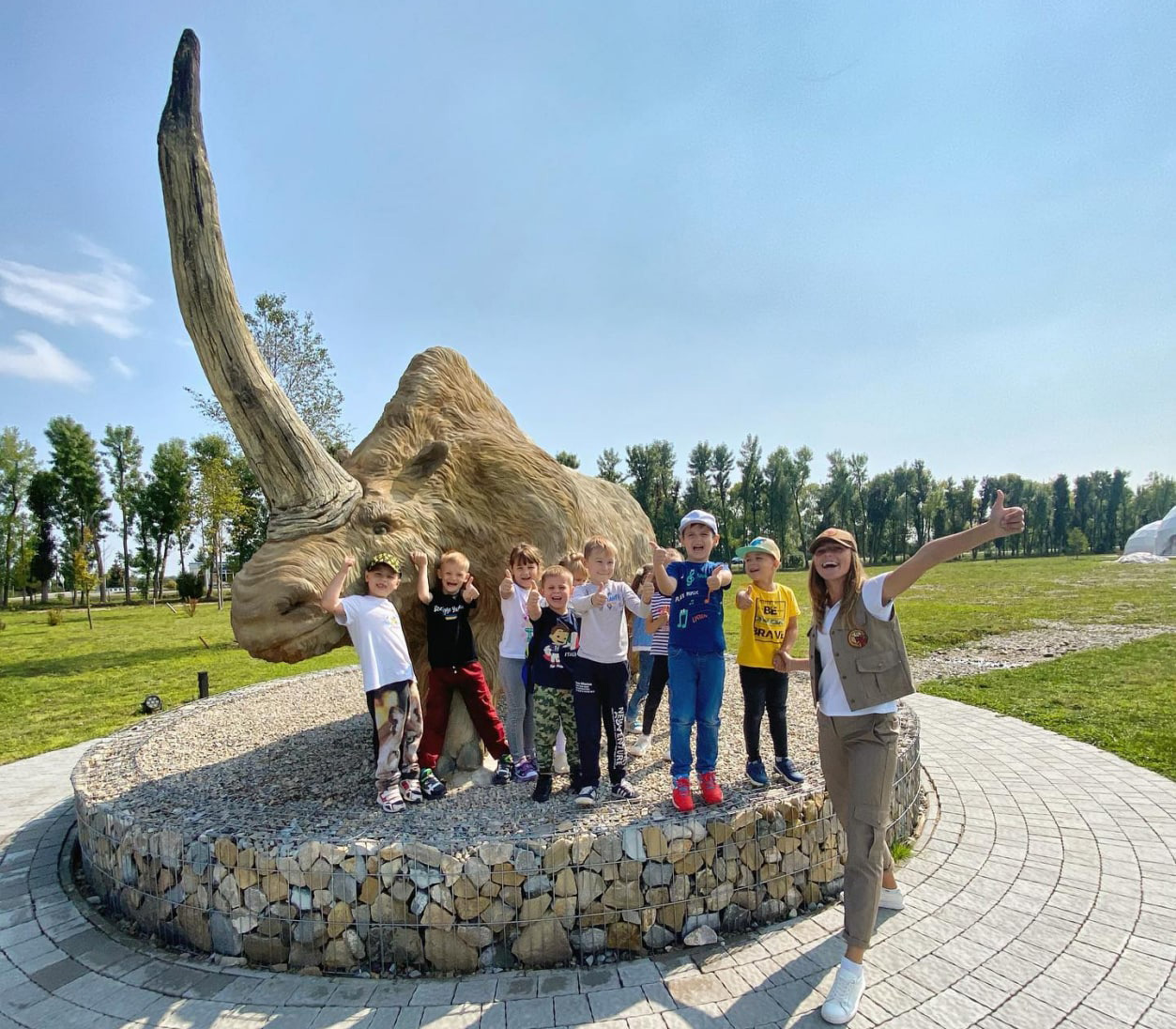 Останки стародавнього носорога археологи знайшли неподалік села, а у парку відтворили його у скульптурі. Фото: facebook.com/parkzemli