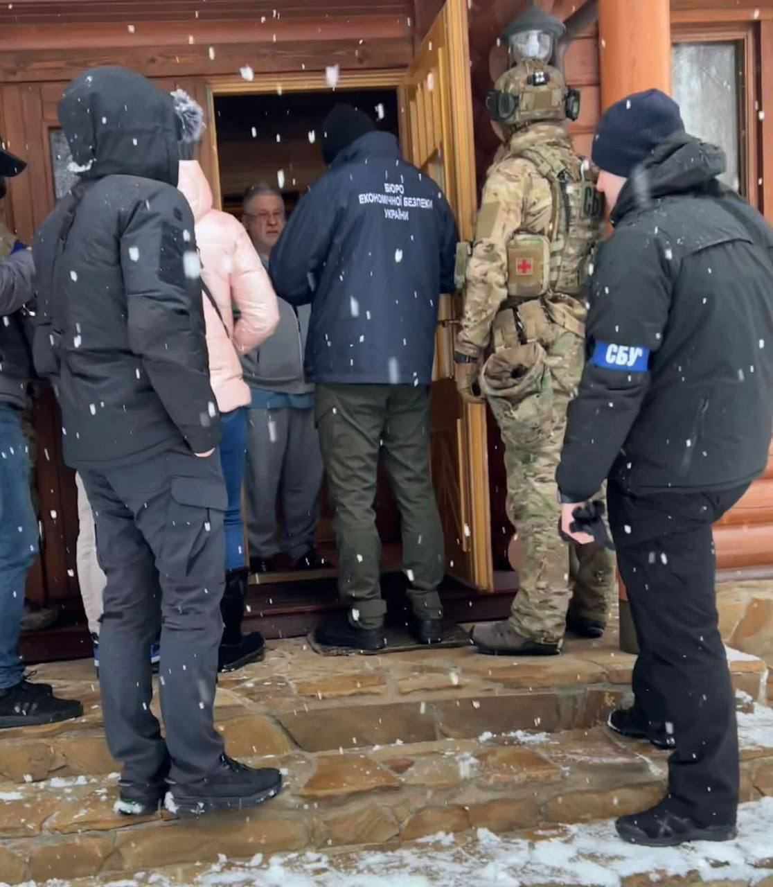 СБУ и БЭБ проводят обыск дома у Коломойского. Фото: t.me/LeshchenkoS