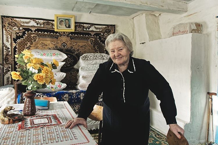 84-річна мешканка Стобихви Олена Макарук у деталях пам'ятає розповіді прадіда. Фото: volyn.com.ua