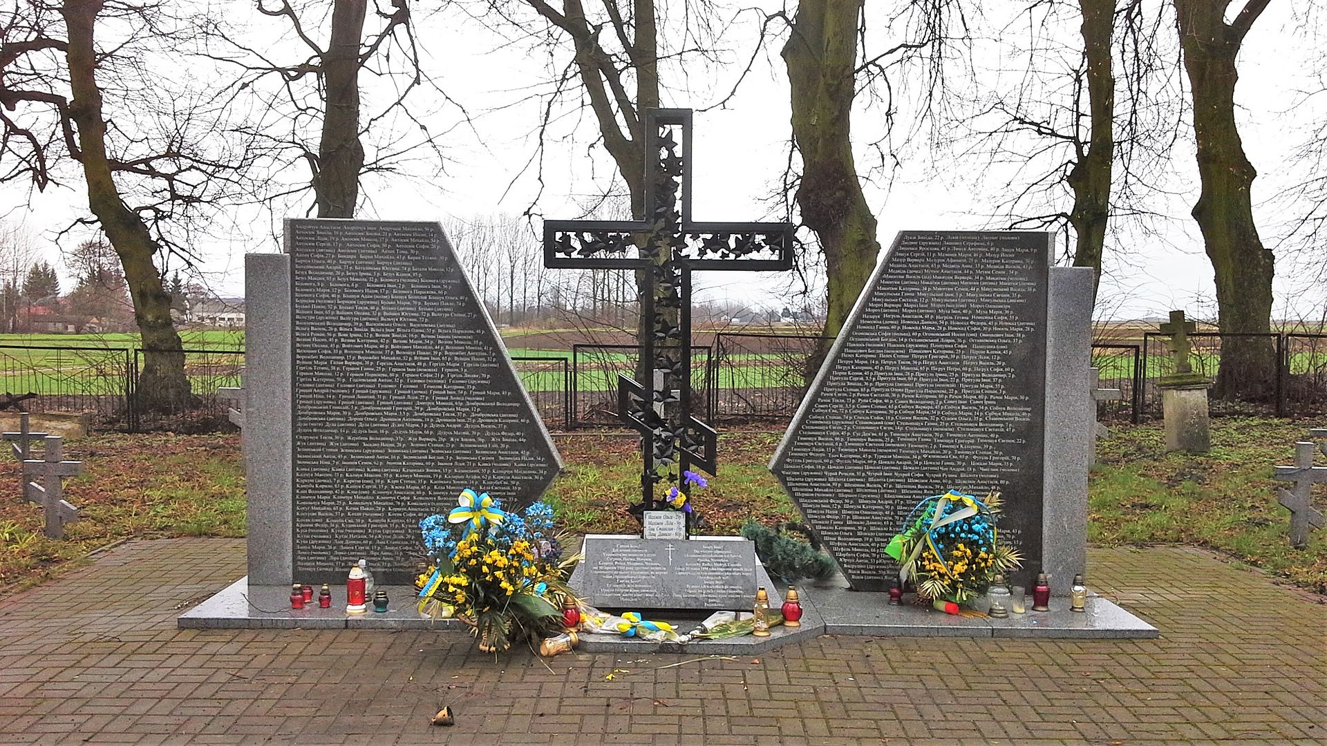 Пам'ятний хрест українцям, убитим польськими бойовиками у 1944 році, с. Сангріні. Фото: Loraine/commons.wikimedia.org