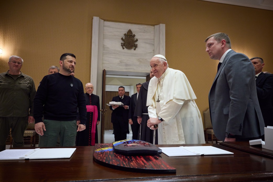 Символічні подарунки Папі Римському Франциску. Фото: president.gov.ua