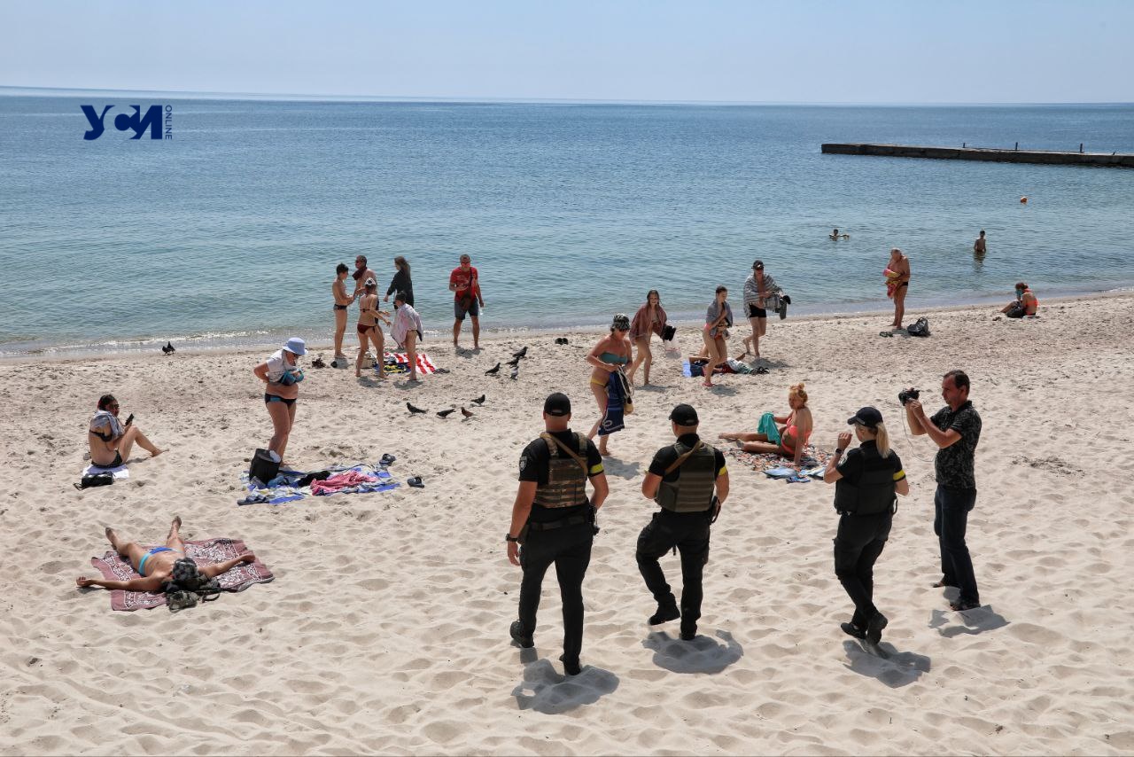 В воскресенье 12 июня полиция с военными пришли на пляж Одессы, чтобы наказывать повестками нарушителей запрета купаться. Фото: Украинская служба информации