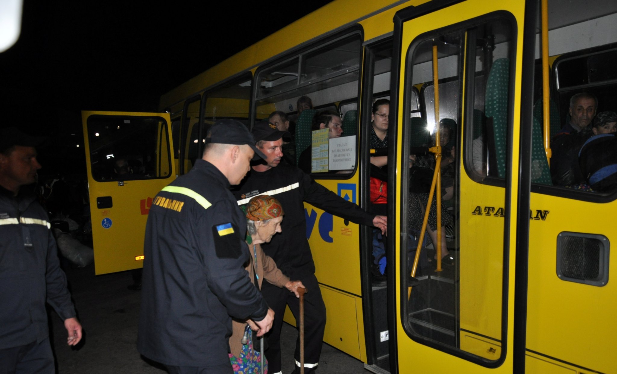На автобусах людей отвозят в город временного пребывания. Фото: facebook.com/MNS.GOV.UA
