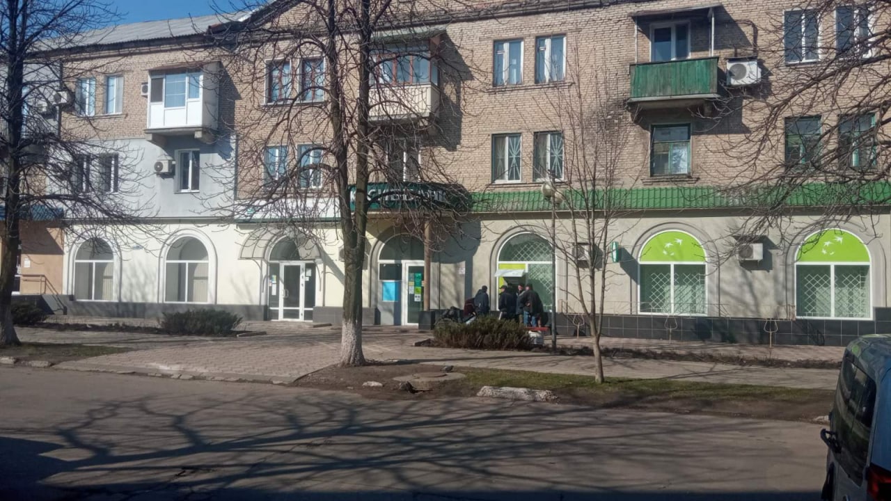 У Покровську порівняно спокійно – навіть можна знайти працюючий банкомат. Фото: t.me/pokrovsk_news