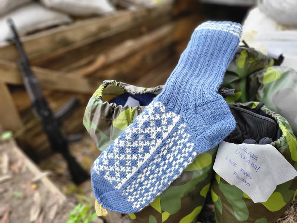 Посилка з Фінляндії. Телеведучий каже, що серед того, що надіслали до України, найбільше вразили в'язані вручну вовняні шкарпетки. Фото: Instagram.com/popenko_hennadii/
