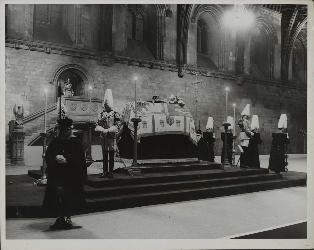 Труна короля Георга V, батька Єлизавети, у Вестмінстер-холі, Лондон, січень 1936 року. Фото: Fox Photos/Hulton Archive/Getty Images