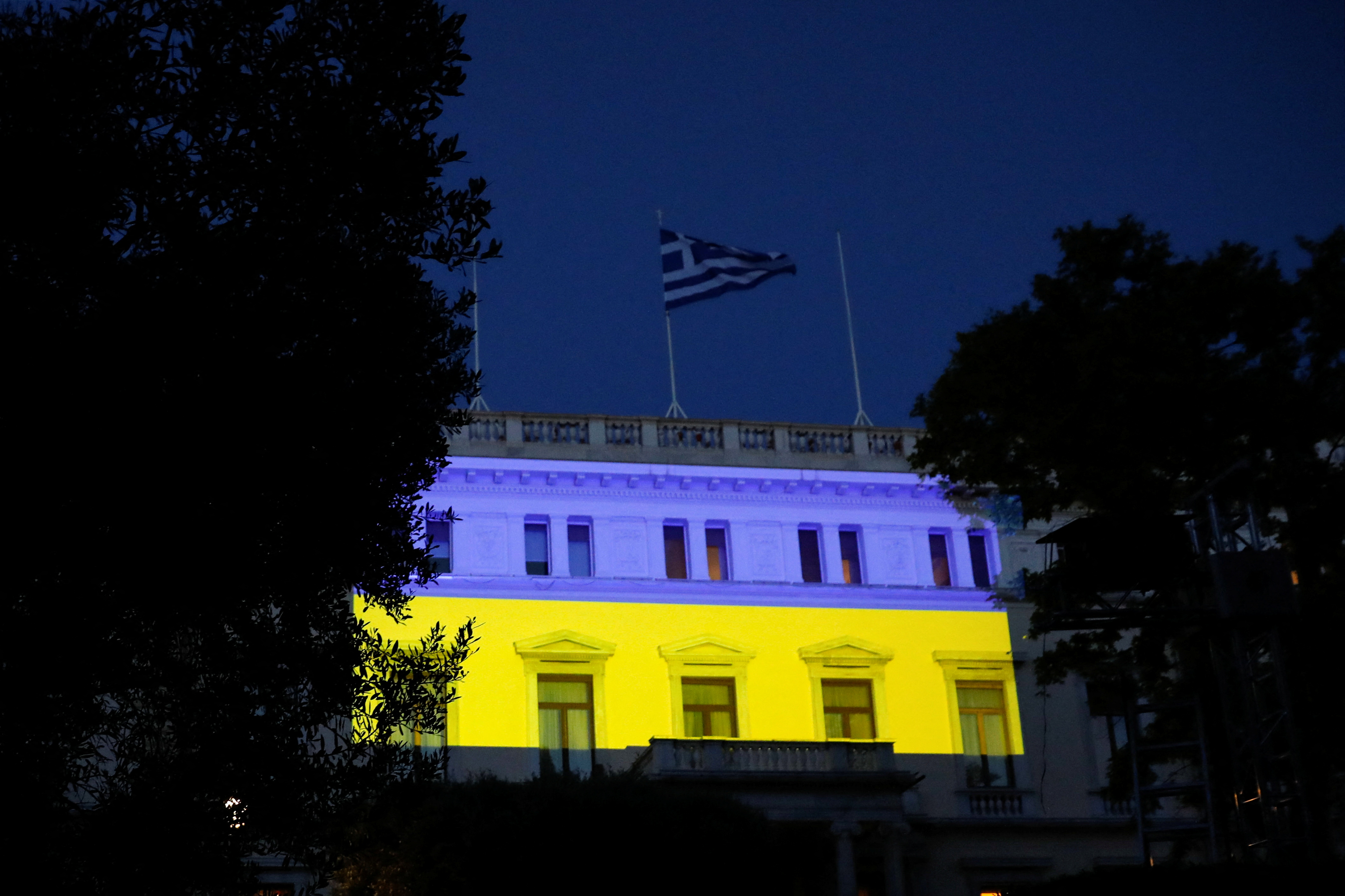 Украину в Греции поддерживают. Так, по случаю Дня Европы, Президентский дворец в Афинах подсветили в цветах украинского флага. 9 мая, 2022 год.