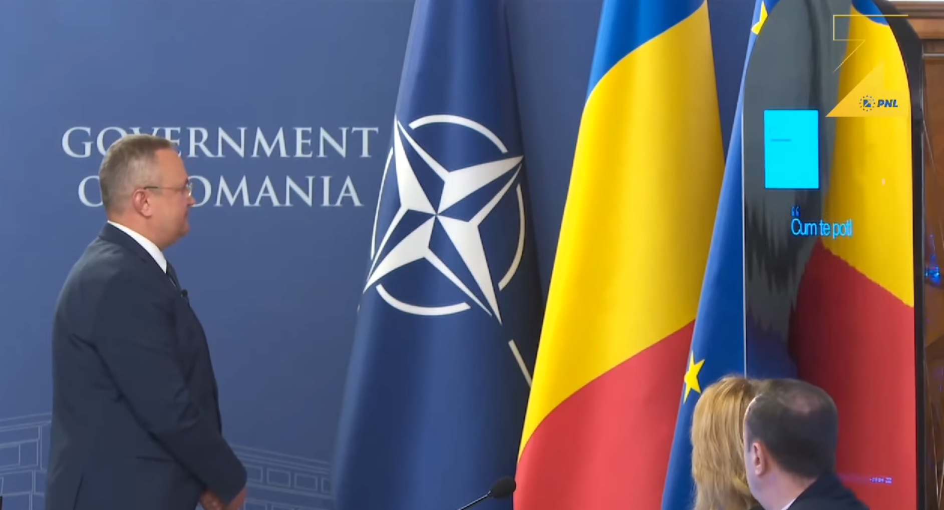 На заседании правительства румынский премьер (слева) продемонстрировал возможности своего нового советника (справа). Скрин видео facebook.com/IonelNicolaeCiuca