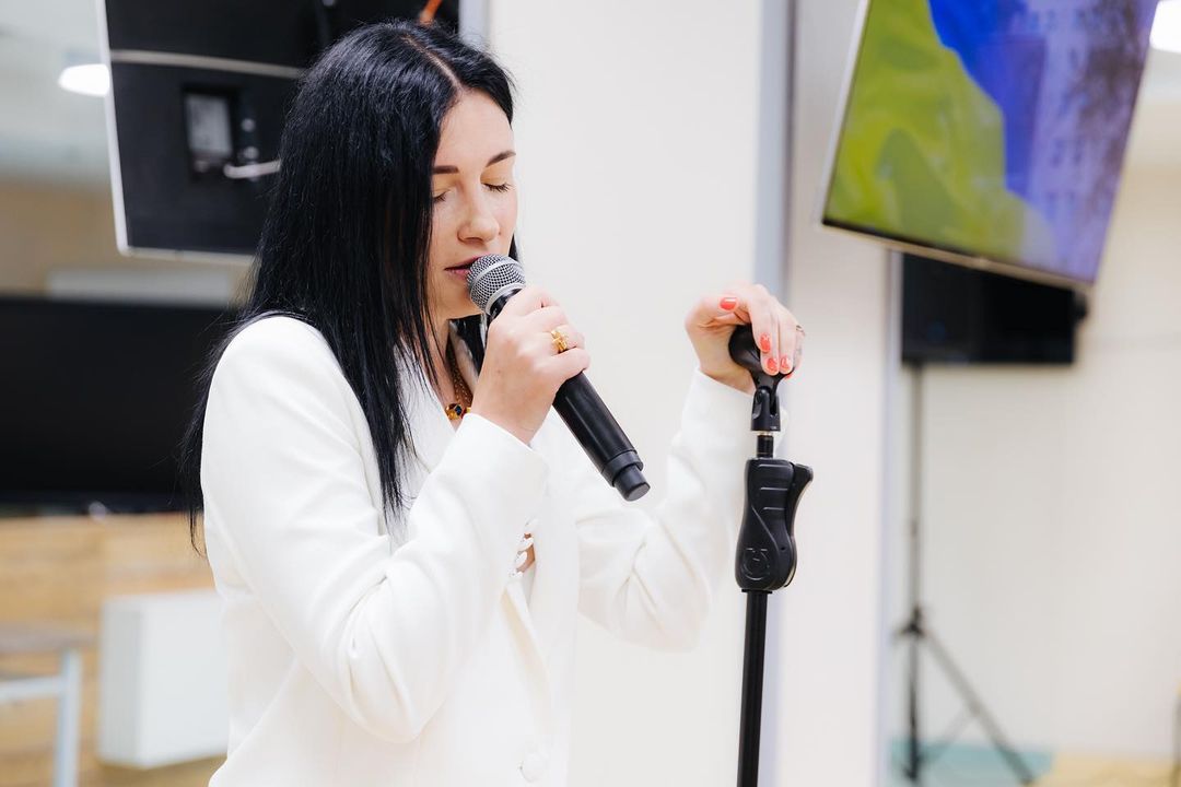Нині безробітна Анастасія Приходько хоч і пояснює, що не має великого бажання співати, але нещодавно відвідала дітей в Охматдиті. Фото: Instagram.com/prykhodko_fan/​