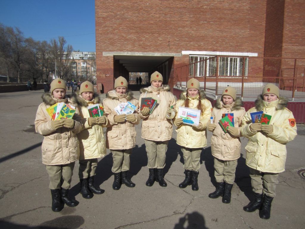Листівки на 23 лютого, частину яких школярі одного з донецьких ліцеї, передали до військової частини Макіївки. Про 24 лютого як день початку великої війни, на уроках не говорять. Фото: liceum37.ru