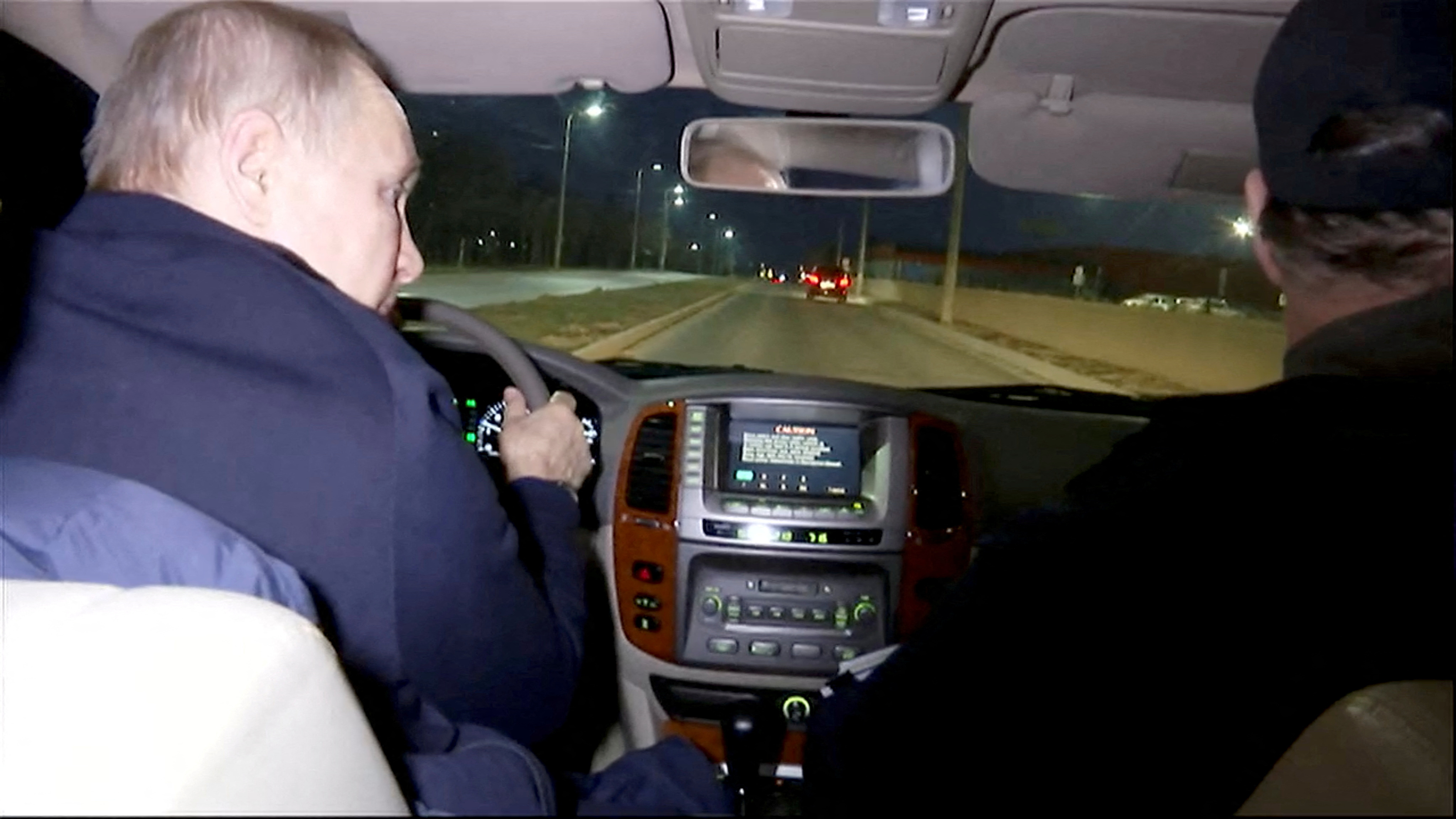 Нібито Путін, нібито за кермом на дорогах нічного Маріуполя. Фото: Kremlin.ru/Handout via REUTERS