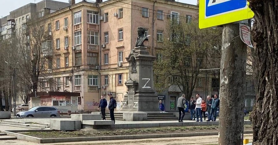 В Днепре памятник Пушкину уже отмыли от рашистских символов, но если атаки на город будут продолжаться, вряд ли бюст устоит. Фото: t.me\Днепр Оперативный
