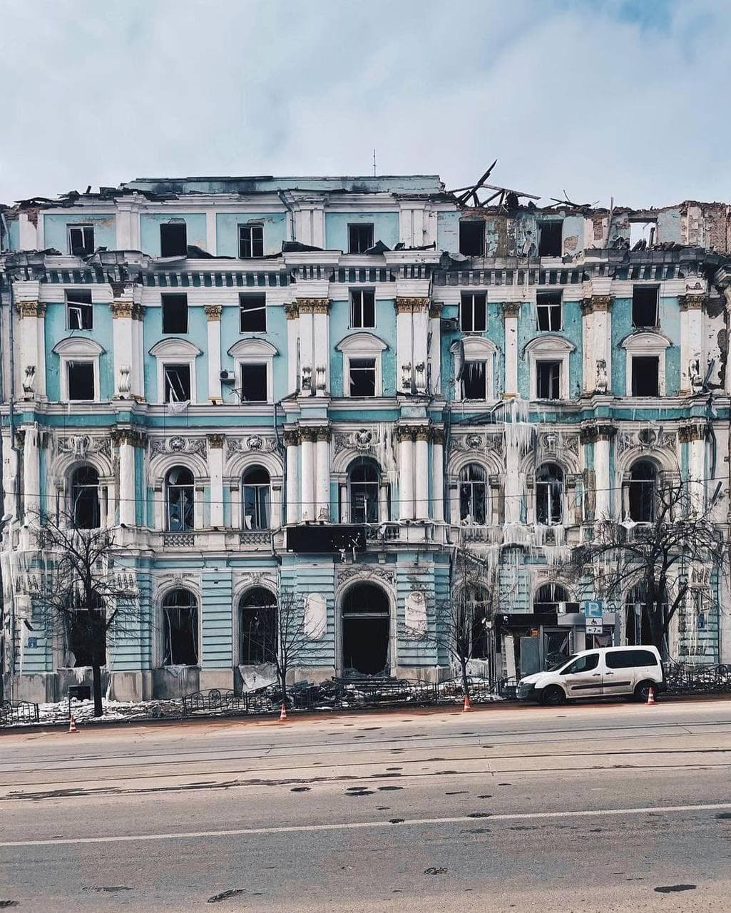 Город разрушен, но стоит и держится. Фото: http://facebook.com/Kharkov.City 