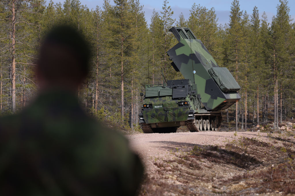 Британия уже передала Украине реактивные системы залпового огня M270. Фото: Sean Gallup/Getty Images