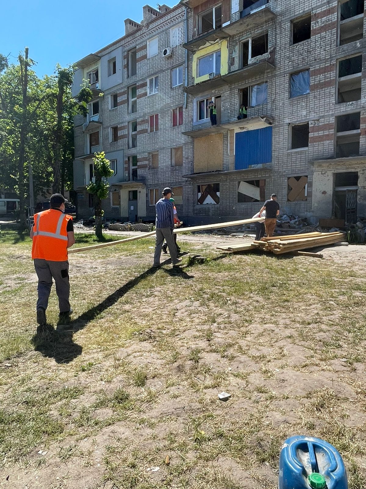 Зруйновані рашистськими обстрілами будинки харків'яни наполегливо ремонтують. Фото: t.me/citykharkivua