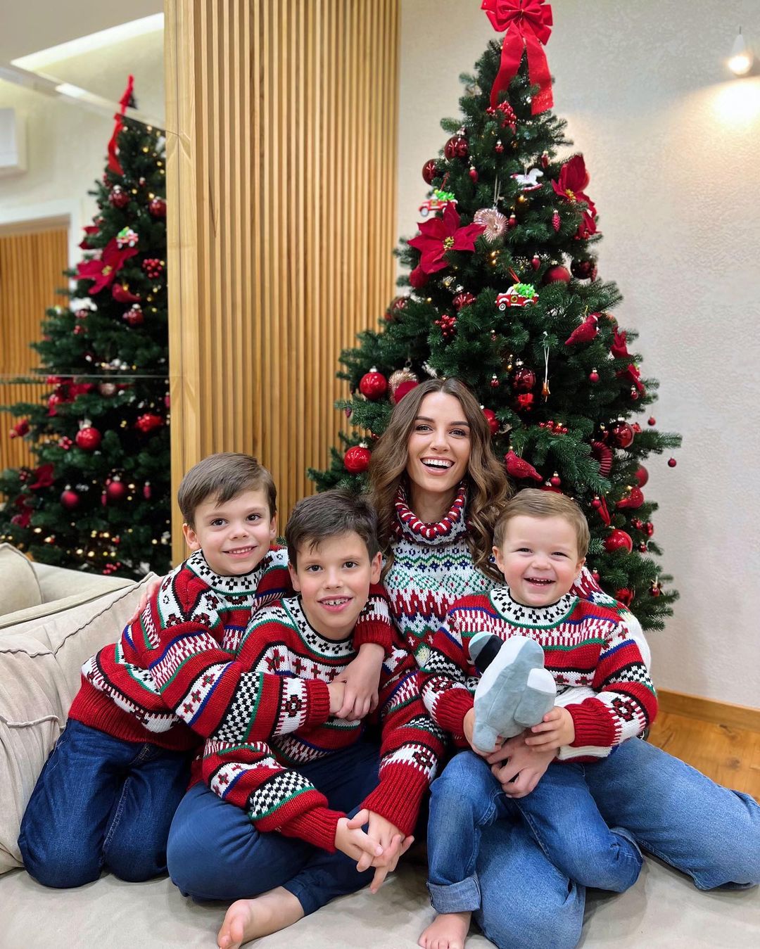 Христина Решетник придбала усім однакові святкові светри – тепло і комфортно. Фото: Instagram.com/kristina_reshetnik/