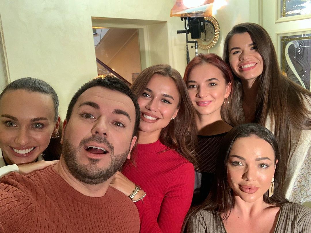 С участницами 12-го сезона реалити «Холостяк». Фото: Instagram.com/grisha_reshetnik/