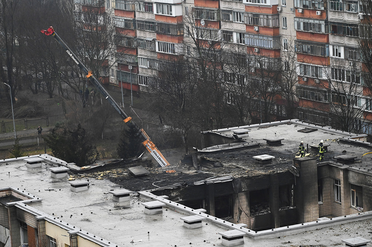 Обломок вертолета попал в крышу детского сада. Фото: REUTERS/Viacheslav Ratynskyi