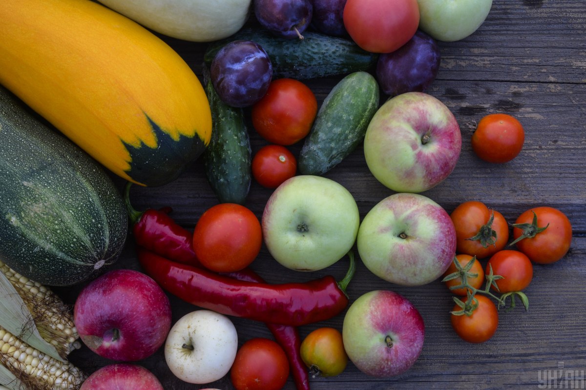 Сезонні фрукти та овочі – недорого поповнять організм клітковиною та вітамінами. Фото: Ратинський В'ячеслав/УНІАН