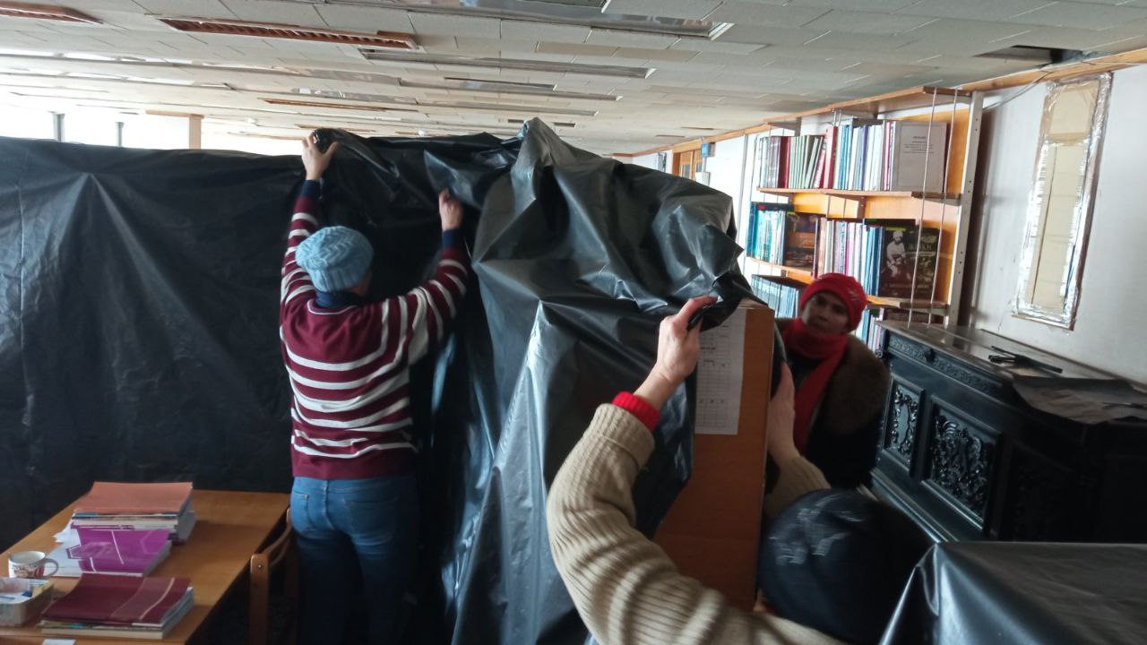 Чтобы уберечь книги от влаги, сотрудникам приходится закрывать стеллажи пленкой. Фото: предоставлено Надеждой Коротун