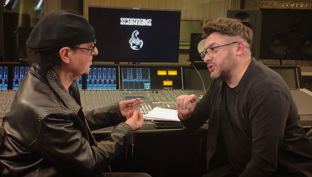 Продовжить Суханов робити і власний проєкт на YouTube. Під час інтерв’ю з лідером гурту Scorpions Клаусом Майне. Фото: Instagram.com/suhanov.official/