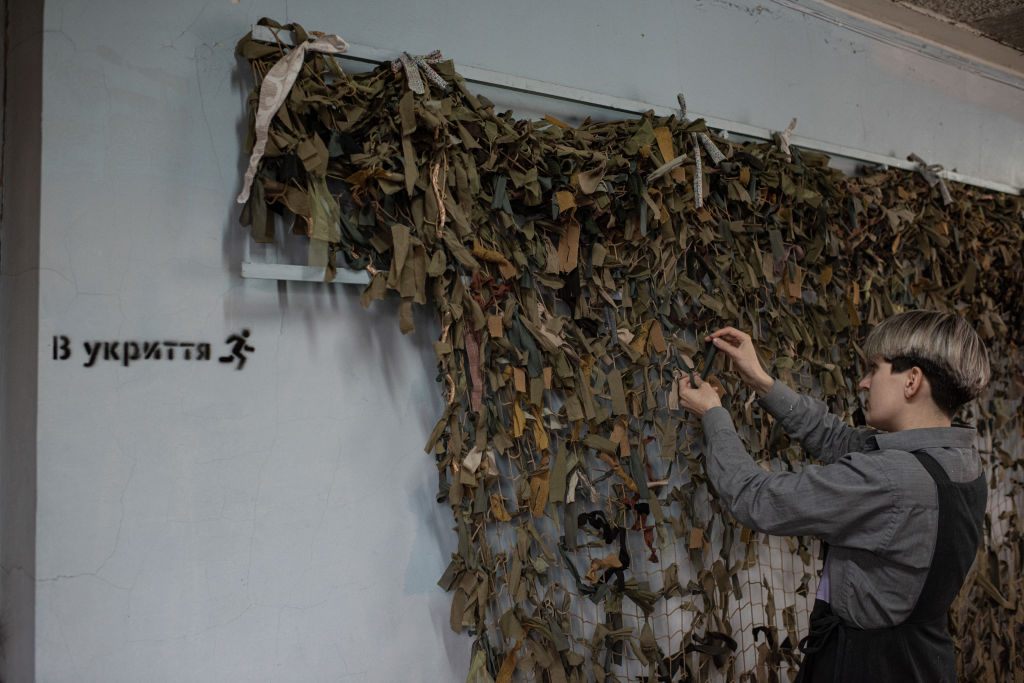 Плетіння сіток - один з найпростіших способів допомоги ЗСУ. Сітки потрібні постійно. Фото: Photo by Alexey Furman/Getty Images​