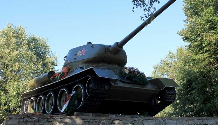 Решение о сносе памятника Т-34 в Нарве должны принять на специальной сессии парламента . Фото: triptoestonia.com